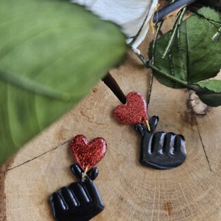 Boucles d'oreilles clou pendantes longues ou pin's « Cœur Engagé »